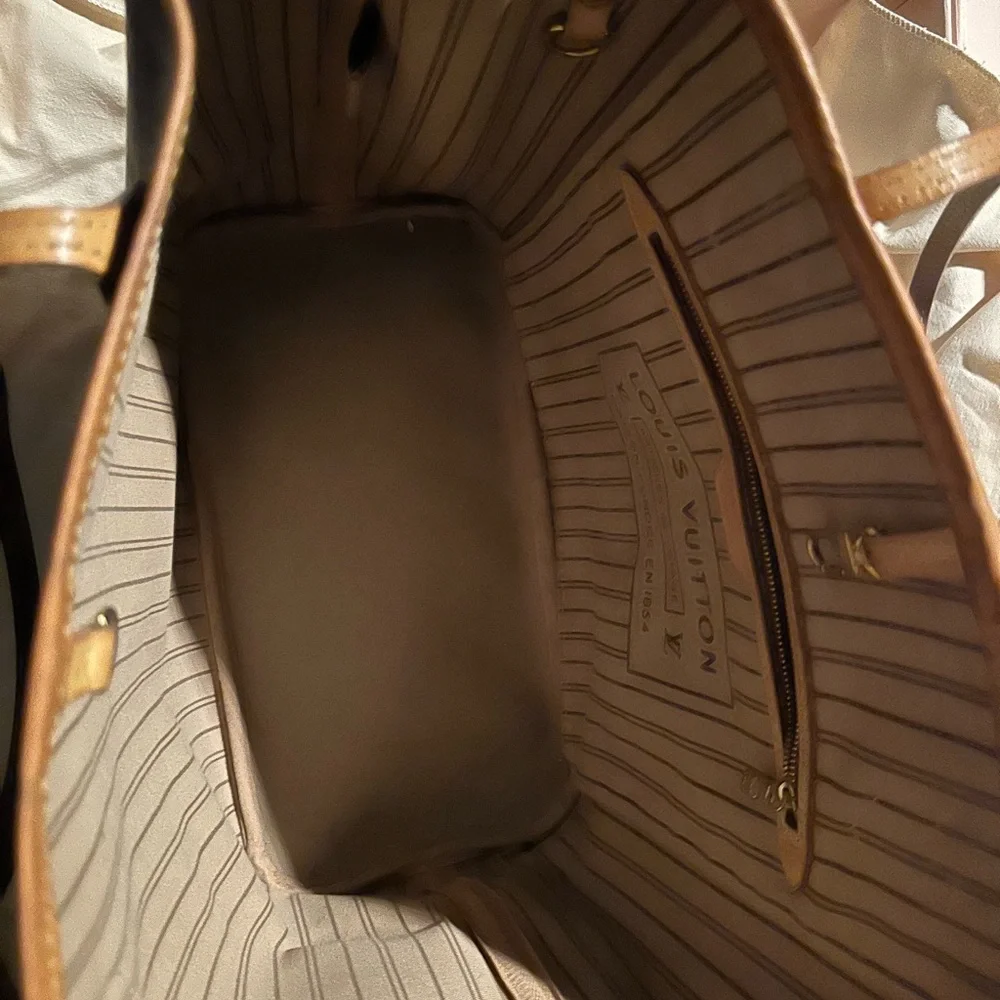 LV purse - Picture 2 of 5